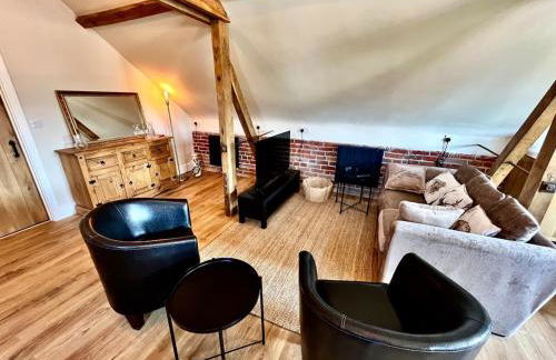 Cosy Hampshire Barn Getaway, Large garden alongside a stunning river - Fire Pit, BBQ, Outdoor seating - Country walks & Pubs - Foto 30