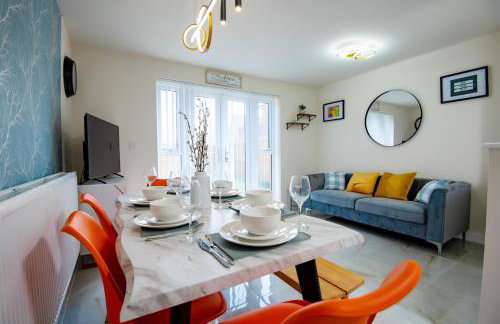 Luxury 5BDR with City Access, Free Parking and Wi-Fi - Photo 1