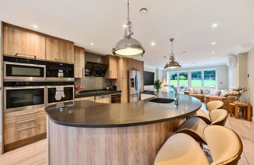 Luxurious Modern Henley Home with Pool & Hot Tub, 5 Bedrooms, Parking - Foto 32