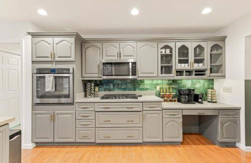 Newly Renovated Luxe Home near Asheville | Pool, Hot Tub, Theater & Games! - Foto 14