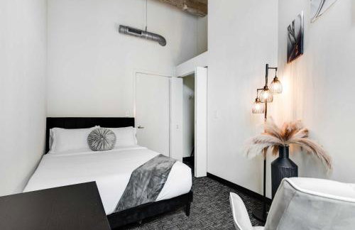 West Loop - City Views With In & Out Parking 6 - Photo 13