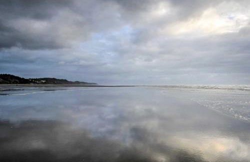 Steps to Beach! Airy Coastal Escape with Deck - Foto 25