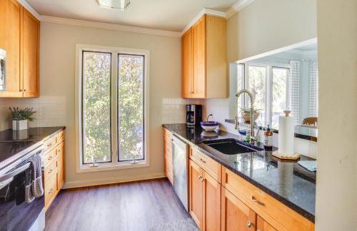 St Helena Island Retreat with Deck Walk to Beach - Foto 9