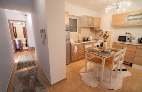 Mary's Downtown Home - a stroll away from Mount Vermio - Photo 32