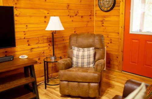 Cabin in the Woods - Hot Tub, Fire Pit, BBQ - Foto 11