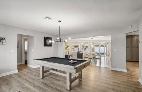 3BR 2BA Heated Pool Home Pool Table Great Location - Foto 11