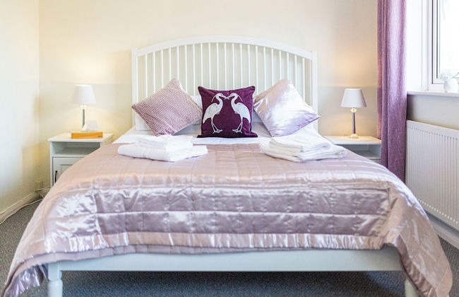 Central 2 Bed House w/ Garden and Free Parking! - Photo 7