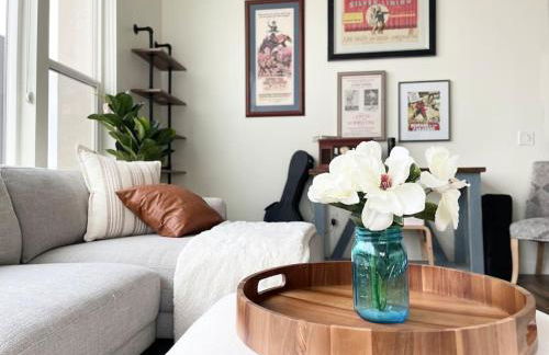 A Perfect Getaway in the Heart of the Action - Photo 13