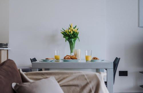 Chic 2Bed Apartment in Heart of Altrincham - Pass the Keys - Foto 3