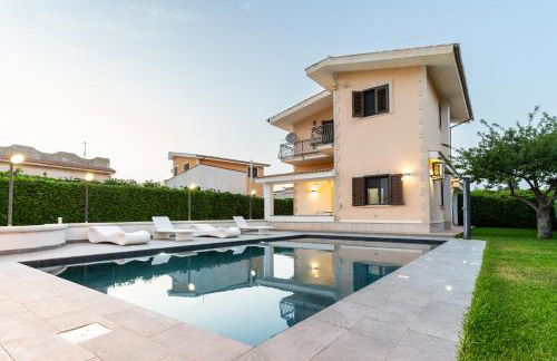 Deep Blue Sea - Photo 1