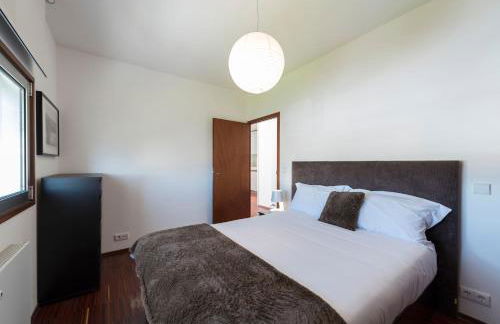 LovelyStay - Casas Brancas - Modern Apartment with Balcony & free private parking - Foto 25