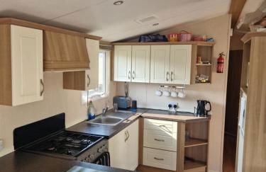 Spacious 6 Berth Caravan with Decking - Photo 3