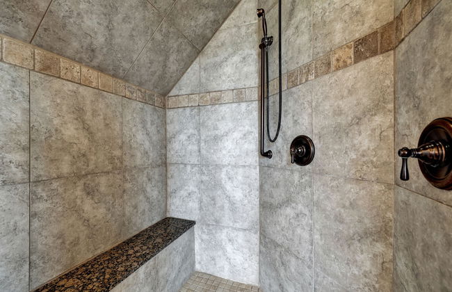 The Elizabeth Haus Upper Suite - Photo 13