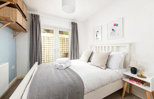 Large 5Bed Town House-Sleeps 9-By FabAccommodation - Foto 2