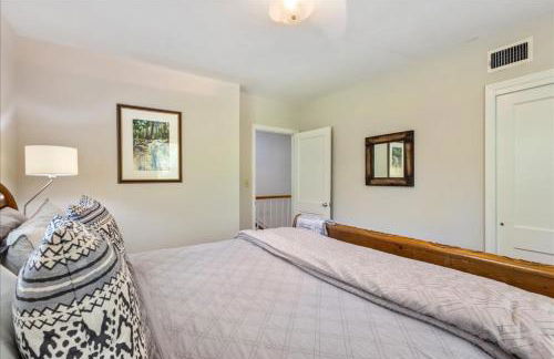 5BR Woodland Retreat on 7 Acres with a Pond - Foto 10