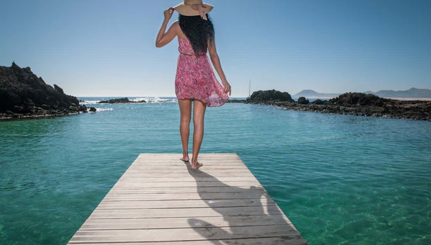 Uma jovem na costa da ilha de Lobos