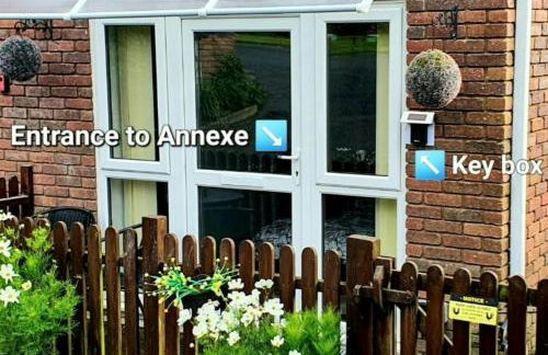 Idyllic 2 Bedroom Self-Contained UpsideDown Annexe - Photo 5