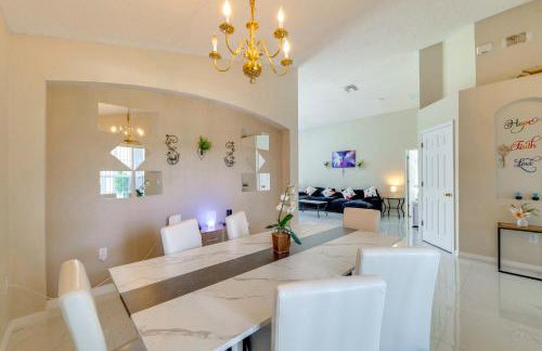 Disney Hub! Family Getaway with Themed Rooms and Pool - Foto 10