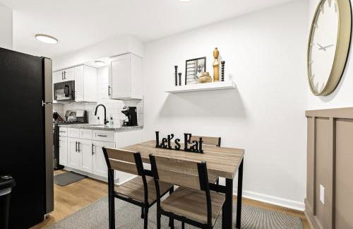 Cozy Modern 1BR Close to Downtown - Foto 17