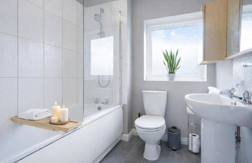 Stylish 3 Bedroom House - Excellent Location - Free Parking, Garden, Fast Wifi, Work Space and Self-Check-In by Yoko Property - Foto 8