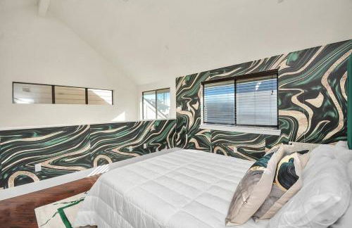 3BR/3.5BA Three Story East Downtown TownHouse with view - Photo 8