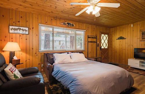 Tranquil Retreat with Fenced Backyard, Hot tub & Bar - Foto 35