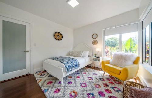 Boho House - Stylist Home with Parking and large Yard - Foto 17