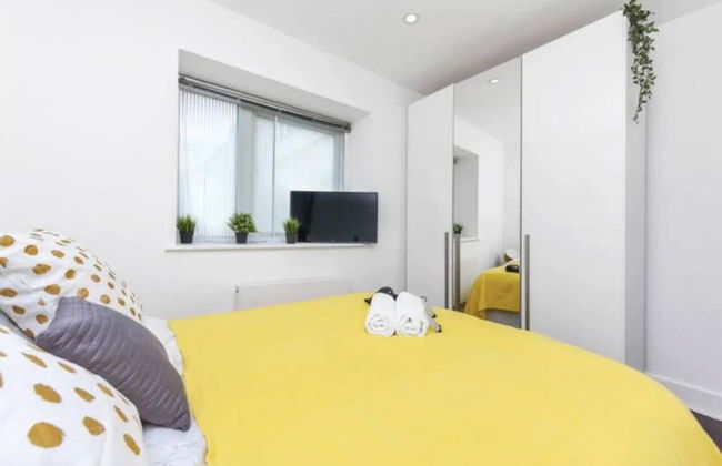 Little Corner of Bliss in BustlingLondon - Photo 2