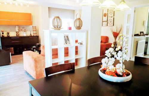 Chalet Familiar Jardín a 15 min centro y Warner - Foto 5