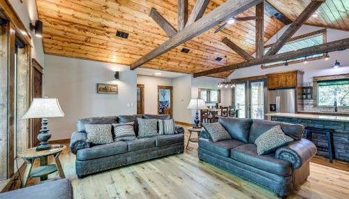 Big Cedar Vacation Rental with Deck and Hot Tub! - Foto 4