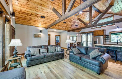 Big Cedar Vacation Rental with Deck and Hot Tub! - Foto 4