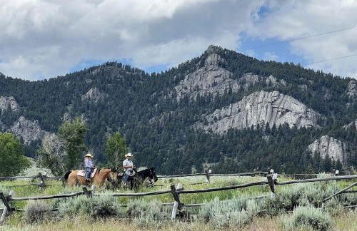 Scenic Mountain Cabin with Creekside Deck & Outdoor Fireplace near North Meadow Creek, Montana - Foto 36