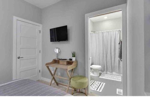 Modern Townhome Near Downtown walk to CWS! - Foto 27