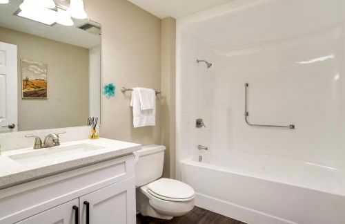 Golfers Oasis! 55 and Sun City West Retreat with Pool - Foto 22