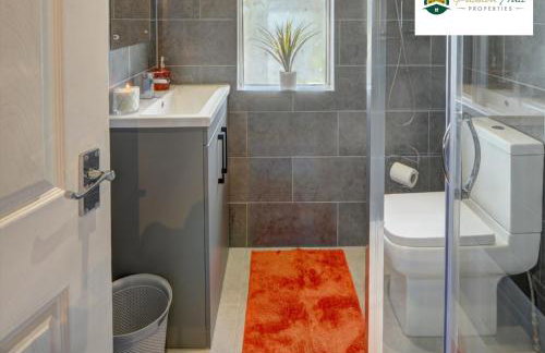 4 Bedroom House - Sleeps 7, Near Coventry Airport, City Centre, Free Wi-Fi with Driveway Parking & Garden, Full Kitchen - AHC - Photo 25