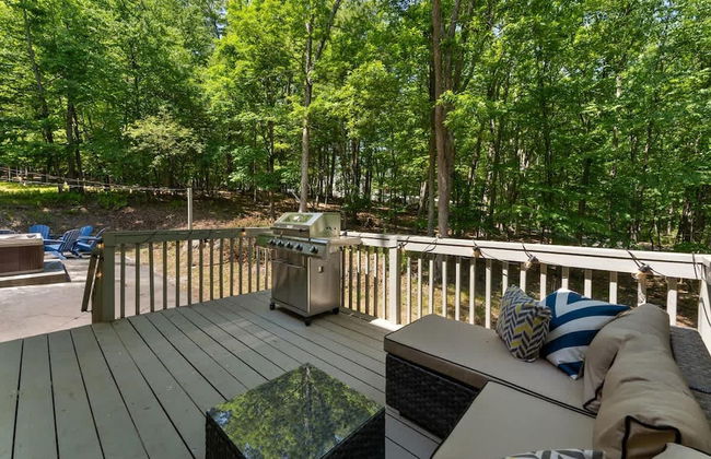 Charming Poconos Retreat With hot tub Fireplace - Foto 2