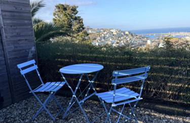 Little Trevio - seaside haven with parking and sea views - Photo 35