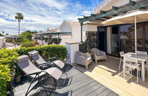 Modern Oasis with Sun & Style 3 Pools AC WiFi - Photo 1