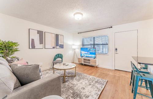 Chic 2BR Near Triangle With King Beds Fast Wifi - Photo 18