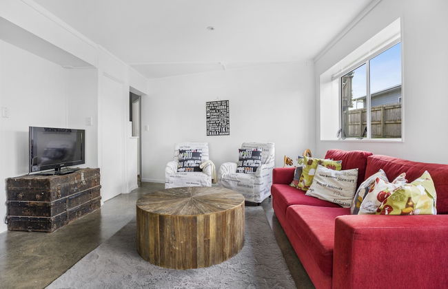 Bright 3-Bedroom Unit - WiFi & Parking - Photo 16