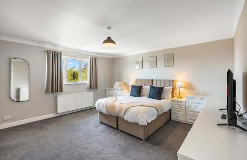 Stylish 5-Bedroom House, Accommodates 10, Fast Wi-Fi & Private Garden - Foto 1