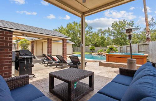 Upscale 4BR Cypress Home w Pool, Hot Tub, Theater, Sleeps 20 - Foto 44