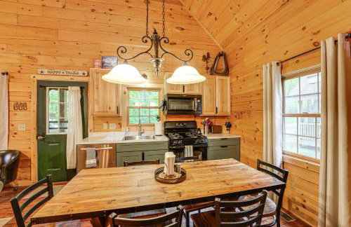 Fire Pit and Porch Warm and Woodsy Rothbury Escape! - Foto 9