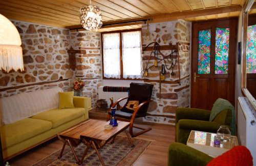 Renovated Old Manor House With Yard - Photo 14