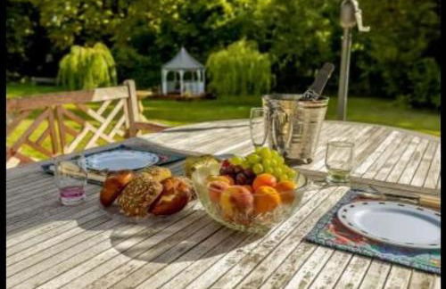 The Nook located in a beautiful garden setting with parking - Foto 18