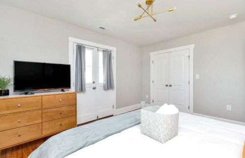 Stay, Play and Pass Go at the Monopoly Penthouse! - Foto 26