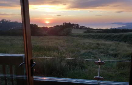 Enlli Fach cabin sleep's 2 adults and 2 children 2 dogs welcome not suitable for contract workers due to parking height restrictions - Photo 2