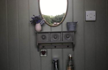 1 Bed Shepherds Hut - Sleeps 2 -wood Fired Hot Tub - Foto 17