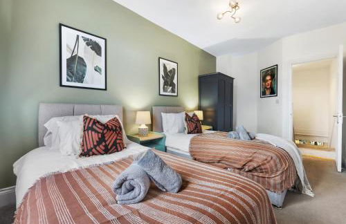 LONG TERM STAY SPECIAL OFFER AVAILABLE! 5-Bedroom Spacious, Stunning Design, Sociable Areas & Cosy House Near South Downs Park, Sleeps 11 with GAMES Room, PRIVATE PARKING and GARDEN - by Blue Puffin Stays - Foto 53