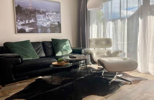 Living at Saarpartments -AdultsOnly- 2 Bedrooms, Kitchen - Business & Holiday Apartments for Long- and Short term Stay, 3 min to Train Station, Secure E-Bike Parking! - Foto 1